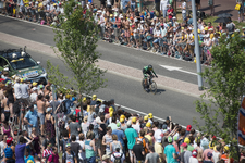 910367 Afbeelding van een wielrenner en toeschouwers tijdens de officiële start van de Tour de France (Grand Départ) in ...